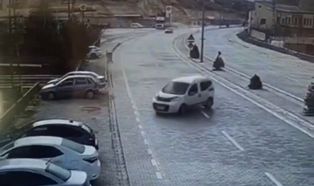 Kontrolü kaybedip park halindeki araçlara çarptı