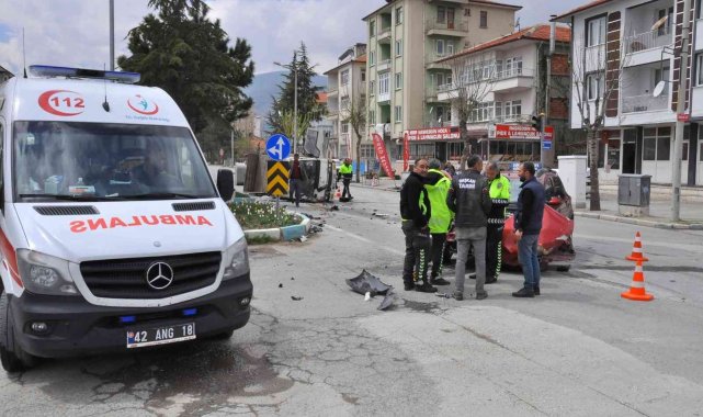 Konya'da süt kamyoneti ile otomobil çarpıştı: 2 yaralı