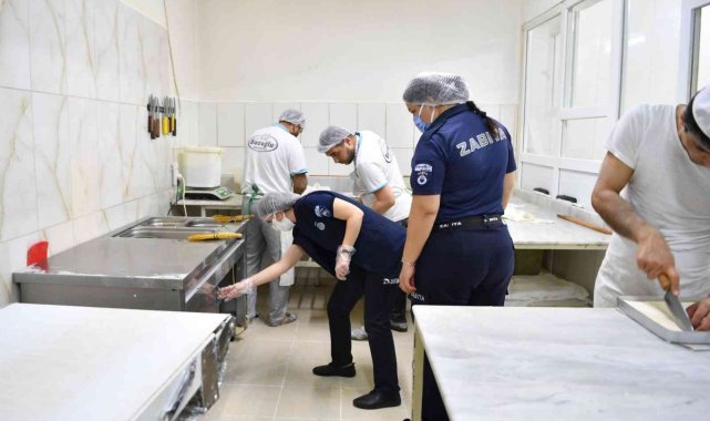 Konyaaltı'nda bayram öncesi 'tatlı ve çikolata' üretimi denetimi