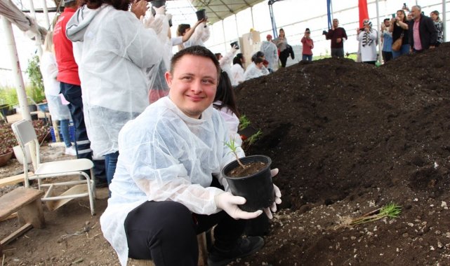 Konyaaltı&#039;nda down sendromlu çocuklar saksılara çiçek dikti