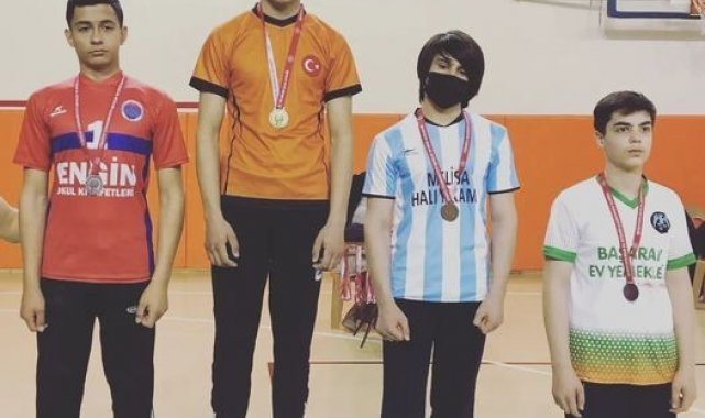 Köprüören Tek Termik Ortaokulu öğrencilerinin bilek güreşi başarısı