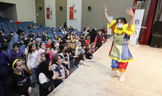 Körfez'de çocuklar masal kahramanlarıyla eğleniyor
