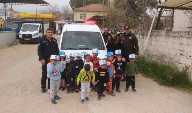Köşk polisinden öğrencilere hediye