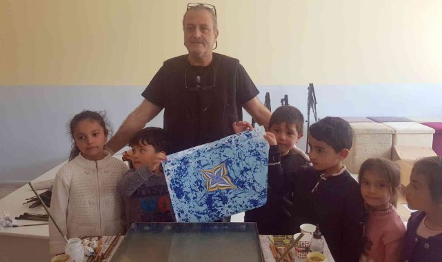 Köy çocukları ebru sanatını öğreniyor