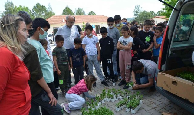 Köyceğiz'de öğrencilere ata tohumu fideleri dağıtıldı