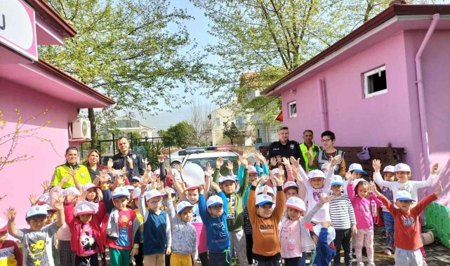 Köyceğiz'de polisler minikleri sevindirdi