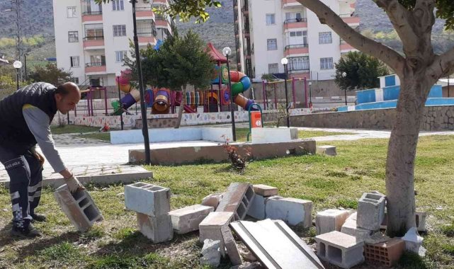 Kozan'da magandalar parka zarar verdi