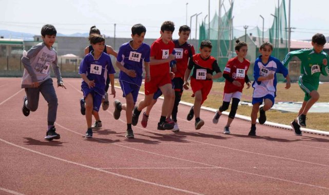 Küçük atletler kıyasıya mücadele etti