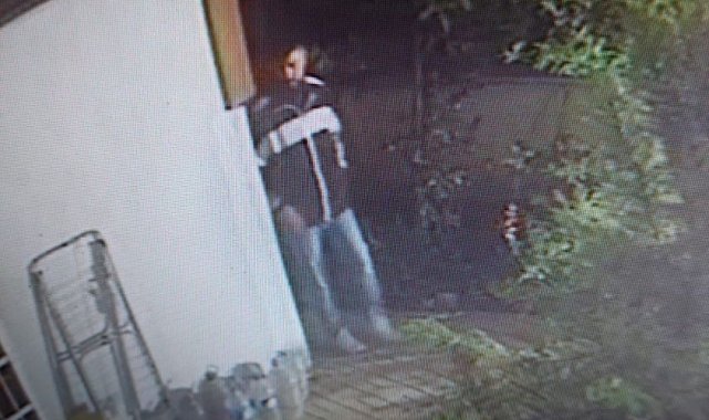 Küçükçekmece'de iftar saati eve giren hırsız kameralara yansıdı