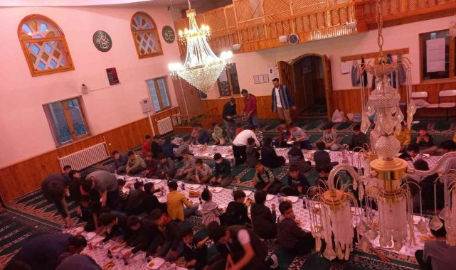 Kuran kursu öğrencilerine medine usulü iftar