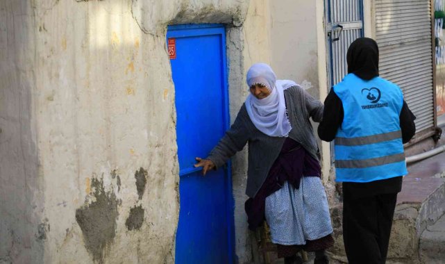 Kursiyerler hem öğreniyor hem de ihtiyaç sahiplerine iftar hazırlıyor