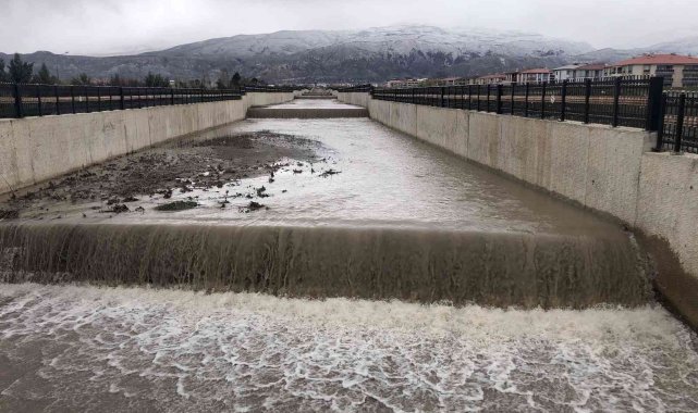 Kuruyan Vasgirt deresinden sel akıyor