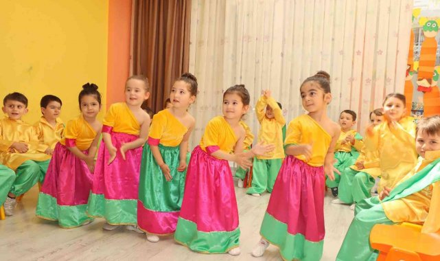 Kuşadalı miniklerin 23 Nisan gösterisi yoğun ilgi gördü