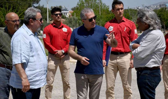 Kuşadası Belediyesi yöneticileri kenti karış karış dolaşıyor