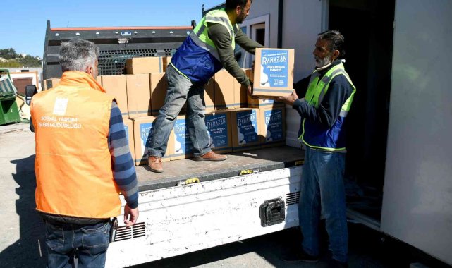 Kuşadası Belediyesi'den 4 bin aileye Ramazan yardımı