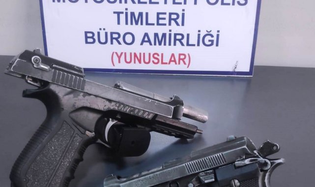 Kütahya'da bir araçta 2 ruhsatsız tabanca ile 4 ayrı aranması olan şahıs ele geçirildi