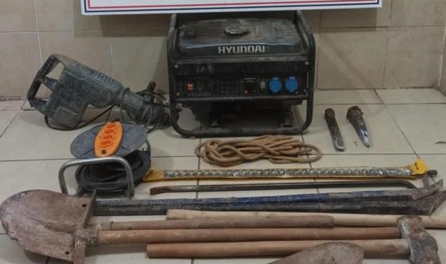 Kütahya&#039;da kaçak kazı yapan 4 şüpheli suçüstü yakalandı