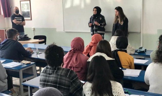 Kütahya&#039;da üniversite öğrencilerine KADES Uygulaması anlatıldı