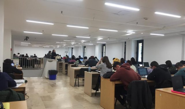 Kütüphanedeki sessiz ortam öğrenciler için cazipliğini koruyor