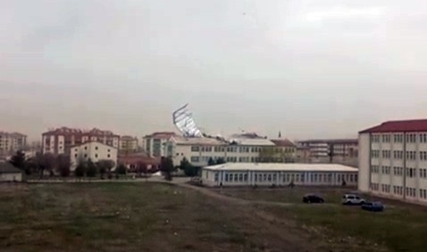 Kuvvetli fırtına okulun çatısını uçurdu