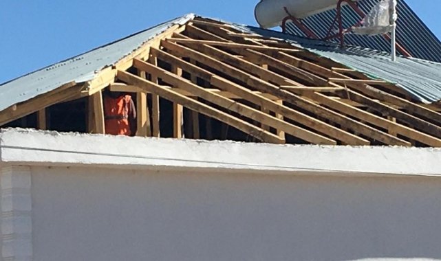 Kuvvetli rüzgar çatı uçurdu