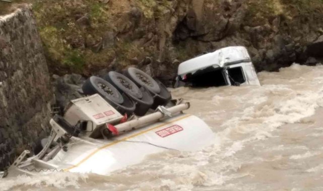 Lastiği patlayan akaryakıt yüklü tanker dereye yuvarlandı: 1 yaralı