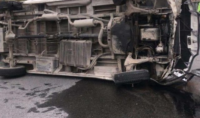 Lastiği patlayan kamyon devrildi