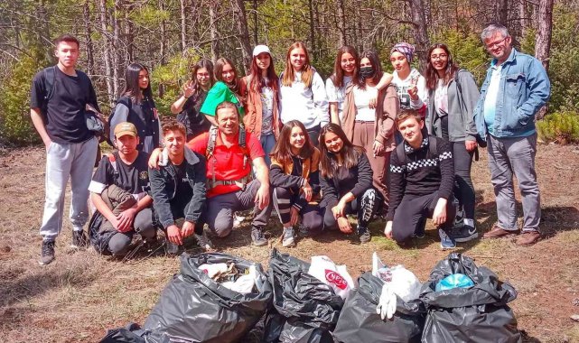 Lise öğrencileri ormanı temizledi
