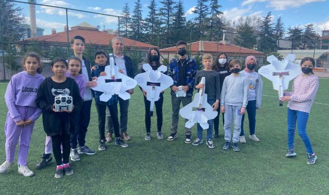 Liseli ağabeyleri ortaokul öğrencilerine model uçak yapmayı öğretti