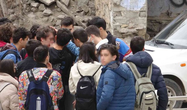 Liseli gençler önce kavga etti sonra tokalaştı