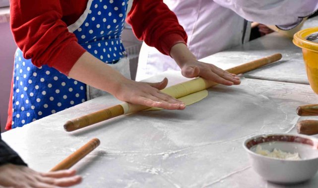 Liseli öğrenciler okullarının mutfağında ihtiyaç sahiplerine yemek yapıyor