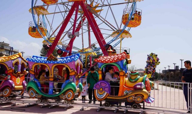 Lunapark çocukların dünyası dolup taşıyor