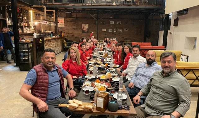 Maç öncesi kahvaltıda bir araya geldiler