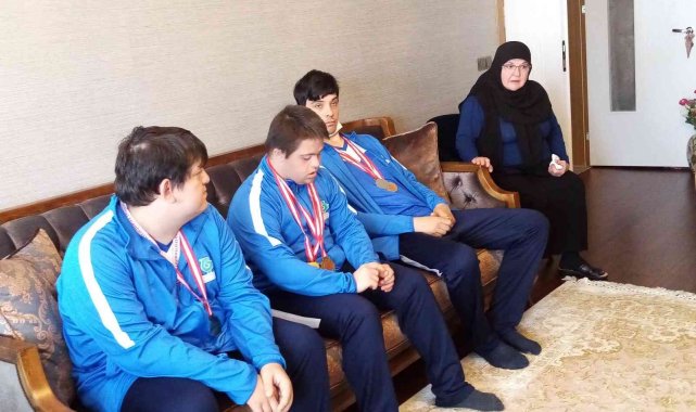 Madalyaları aldılar, şehit ailesine koştular
