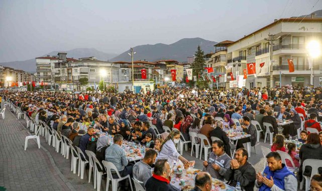 Mahalle iftarları binlerce kişiyi buluşturuyor