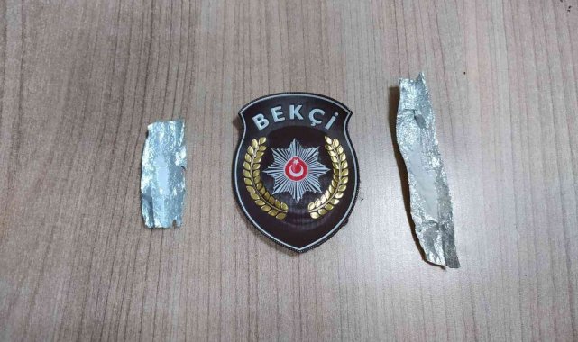 Mahalle ve çarşı bekçilerin görünce kaçan şahısta uyuşturucu yakalandı