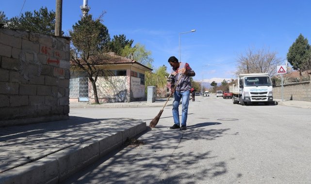 Mahallelerde temizlik çalışmaları devam ediyor