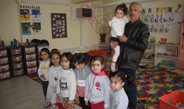 Malazgirtli muhtar anasınıfı öğrencilerine oyuncak hediye etti