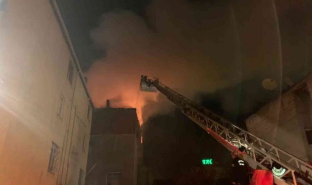 Maltepe'de yangın paniği: Çatı katı alevlere teslim oldu