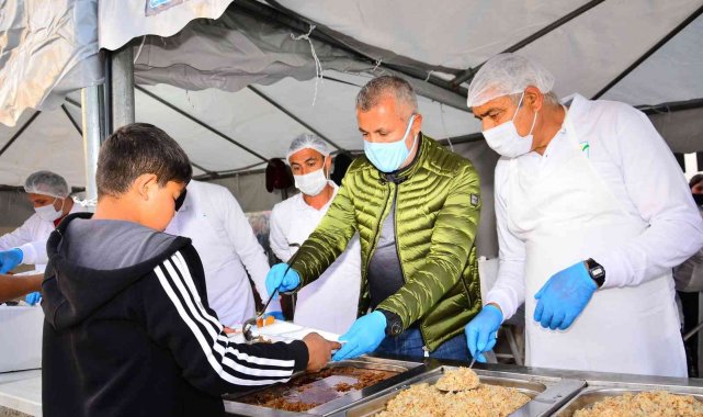 Manavgat'ta 5 bin kişi aynı anda iftar açtı