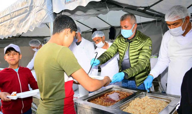 Manavgat&#039;ta Ramazan boyunca 200 bin kişiye iftar verildi