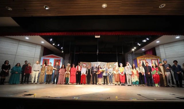 Manisa'da 'İki Gözümün İstanbul'u' ortaoyunu izleyiciden tam not aldı