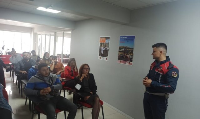 Manisa'da sürücü adaylarına son ders jandarmadan