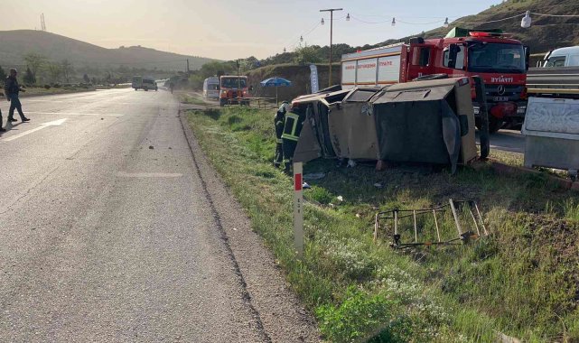 Manisa'da yoldan çıkan kamyonet devrildi: 1 yaralı