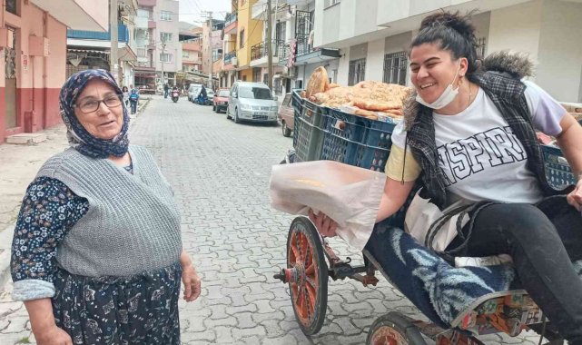 Manisalı kadın muhtar at arabasıyla sokak sokak pide dağıttı