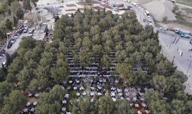 Manisalılar Kadir Gecesi'nde Yunus Emre ve Tapduk Emre Türbesi'ne akın etti