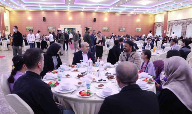 Mardin Valisi Vali Demirtaş öğrencilerle iftarda bir araya geldi