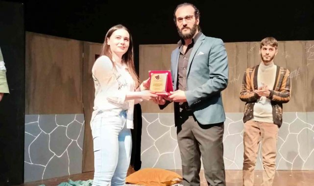 Mardin'de faaliyet gösteren AVM'ye sanata yönelik desteklerinden dolayı plaket