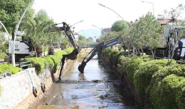 Marmaris'te 200 kamyon balçık çıkarıldı