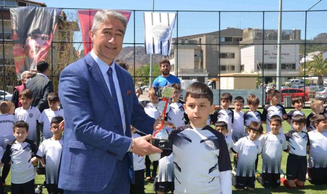 Marmaris'te minik futbolcular spora ara vermedi